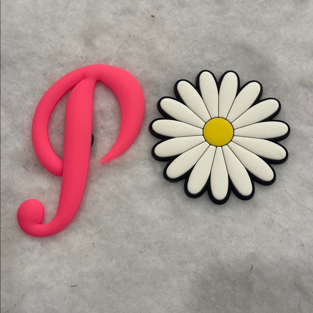 Pink P and Daisy Bogg Bag bit charms nwt